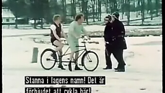 Sällsynt Retro-Porrfilm Med En Trekant På En Bordell