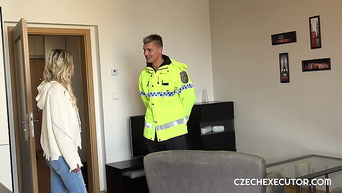 Napalona Policjantka Claudia Macc Angażuje Się W Wyraźny Seks.