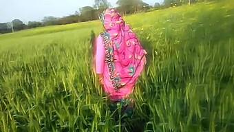 ¡pareja Amateur De Habla Hindi Se Involucra En Sexo Al Aire Libre En Una Aldea India!