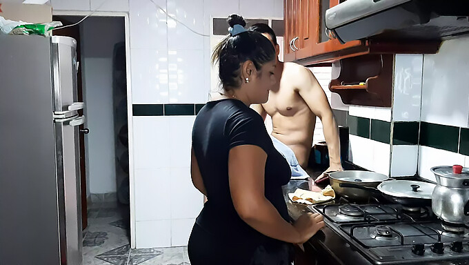 Uma Jovem Mãe Colombiana Se Entrega Ao Prazer Oral Com Seu Enteado Na Cozinha.