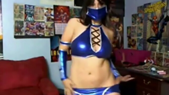 Cosplayer Amatoriale Con Grandi Tette Si Spoglia In Webcam