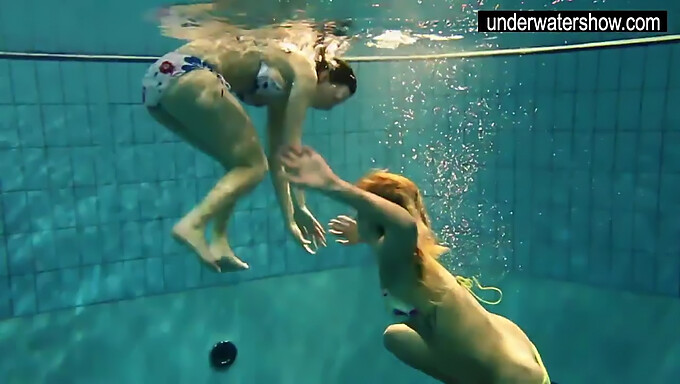 Andrea Et Monica, Jeunes Et Séduisantes En Maillot De Bain, Dans Un Décor De Piscine