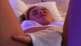 Blonde Tiener Wordt In Haar Gezicht Geneukt En Slikt Sperma In Amateurvideo